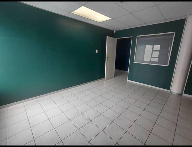 111M² OFFICE TO LET IN FOURWAYS